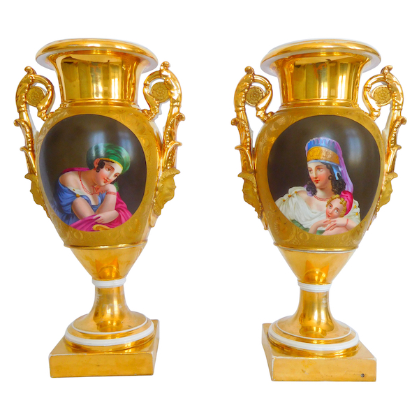 Manufacture Fauveau à Paris : paire de grands vases d'ornement Empire en porcelaine dorée - 36cm