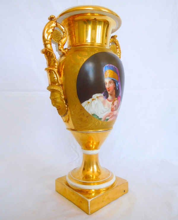 Manufacture Fauveau à Paris : paire de grands vases d'ornement Empire en porcelaine dorée - 36cm