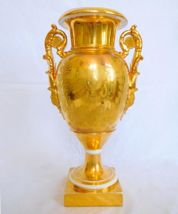 Manufacture Fauveau à Paris : paire de grands vases d'ornement Empire en porcelaine dorée - 36cm