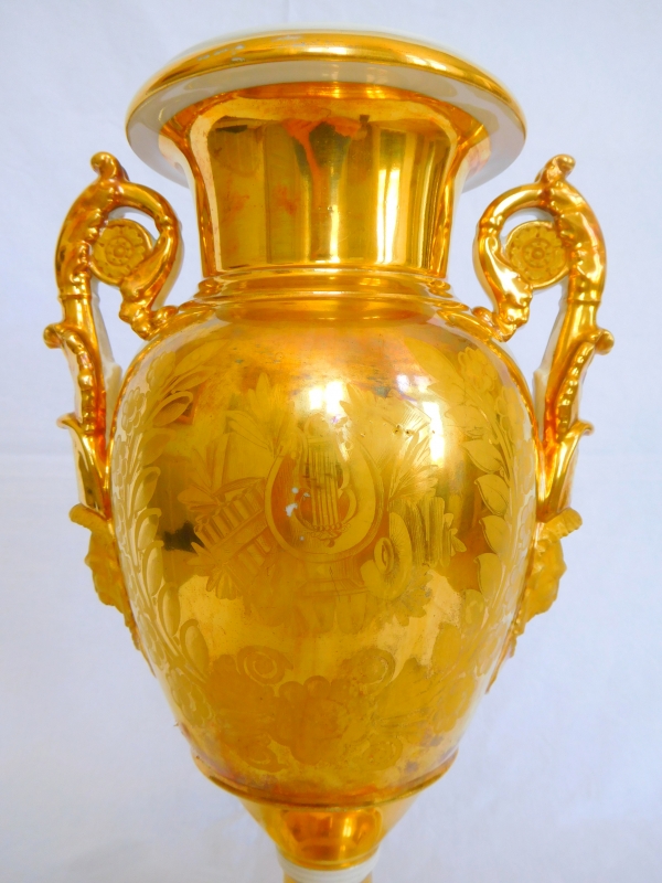 Manufacture Fauveau à Paris : paire de grands vases d'ornement Empire en porcelaine dorée - 36cm