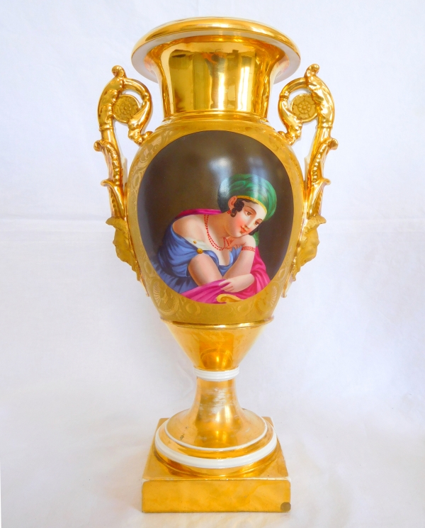 Manufacture Fauveau à Paris : paire de grands vases d'ornement Empire en porcelaine dorée - 36cm