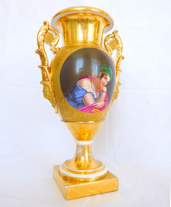 Manufacture Fauveau à Paris : paire de grands vases d'ornement Empire en porcelaine dorée - 36cm