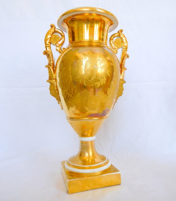 Manufacture Fauveau à Paris : paire de grands vases d'ornement Empire en porcelaine dorée - 36cm