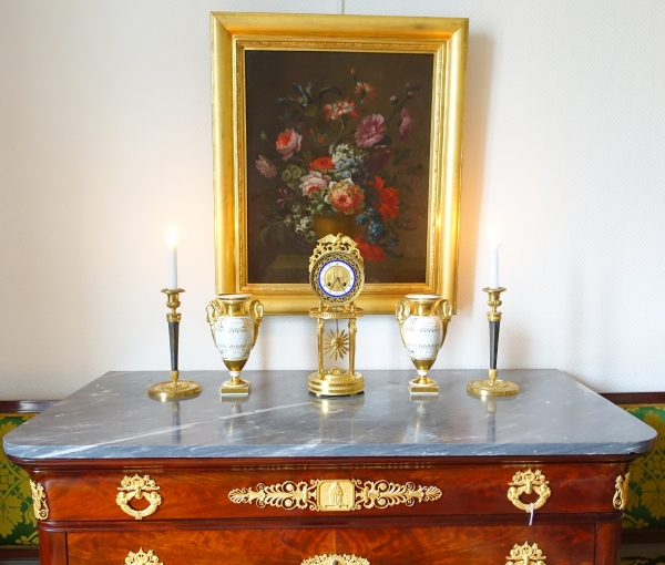 Pair of Empire Paris porcelain vases enhanced with fine gold, early 19th century