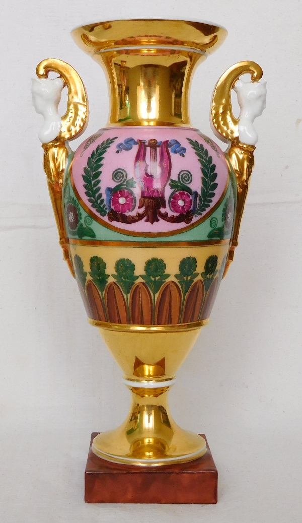 Paire de vases en porcelaine de Paris d'époque Empire, décor à l'Antique - 27cm