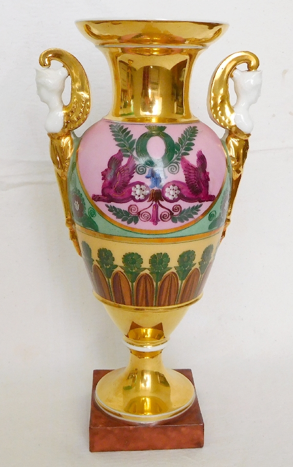 Paire de vases en porcelaine de Paris d'époque Empire, décor à l'Antique - 27cm