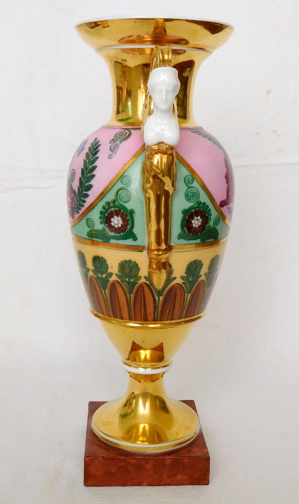 Paire de vases en porcelaine de Paris d'époque Empire, décor à l'Antique - 27cm