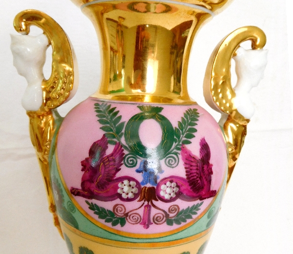 Paire de vases en porcelaine de Paris d'époque Empire, décor à l'Antique - 27cm