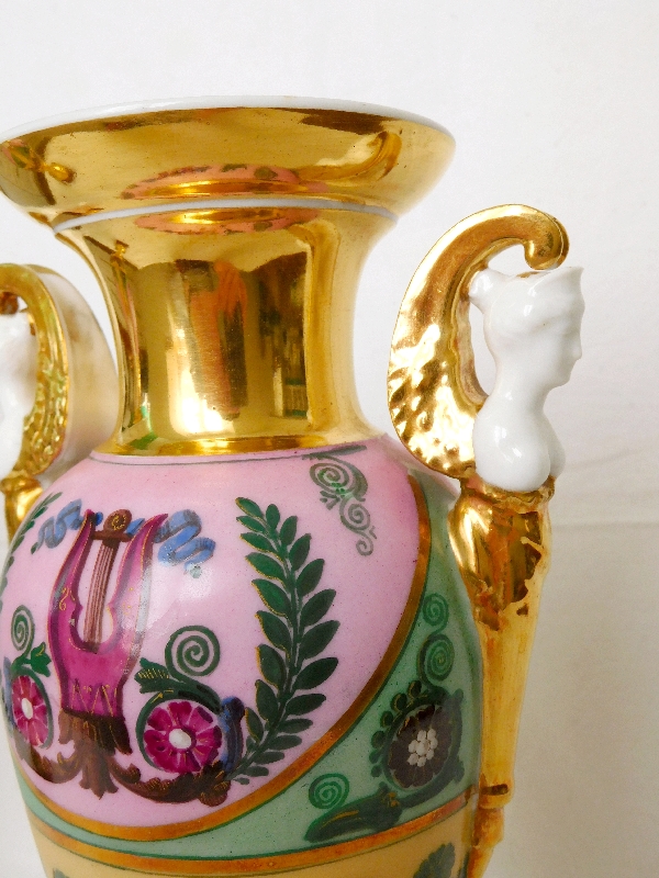 Paire de vases en porcelaine de Paris d'époque Empire, décor à l'Antique - 27cm