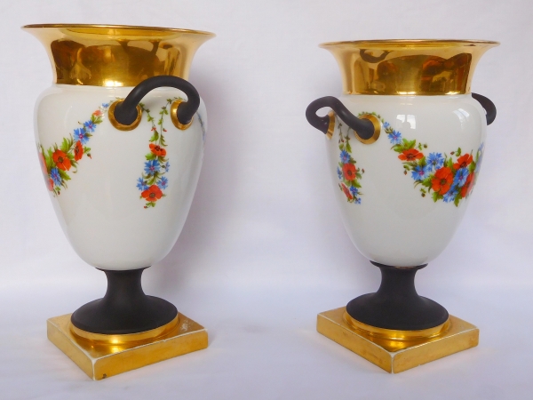 Manufacture Honoré : paire de vases Empire à la grecque en porcelaine polychrome & or