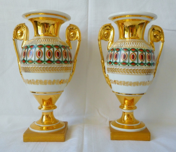 Paire de vases Medicis en porcelaine de Paris, époque Empire Restauration - 26,5cm