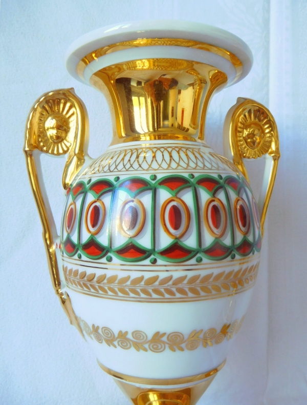 Pair of Paris porcelain Medicis vases, Empire Restoration period, 19th century - 26.5cm