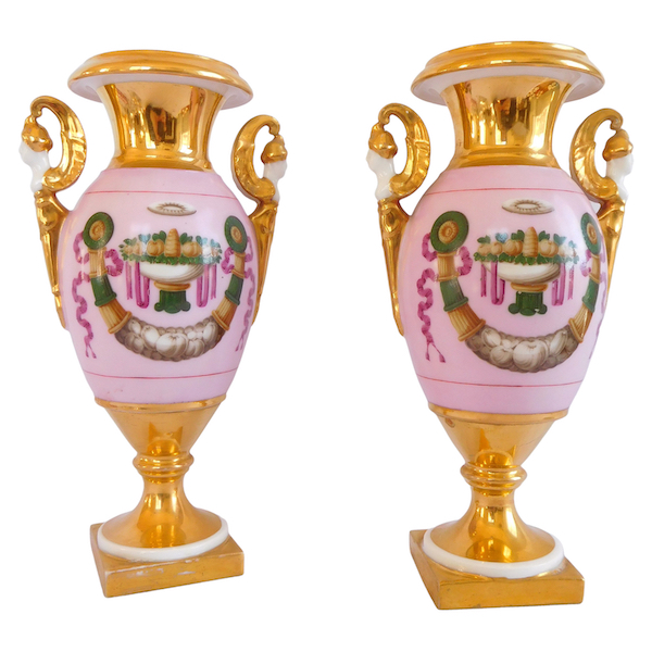Paire de vases Empire en porcelaine de Paris rose et dorée, époque Restauration début XIXe siècle