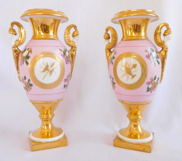 Paire de vases Empire en porcelaine de Paris rose et dorée, époque Restauration début XIXe siècle