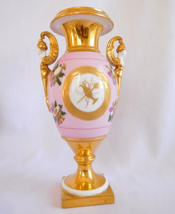 Paire de vases Empire en porcelaine de Paris rose et dorée, époque Restauration début XIXe siècle