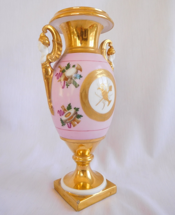 Paire de vases Empire en porcelaine de Paris rose et dorée, époque Restauration début XIXe siècle