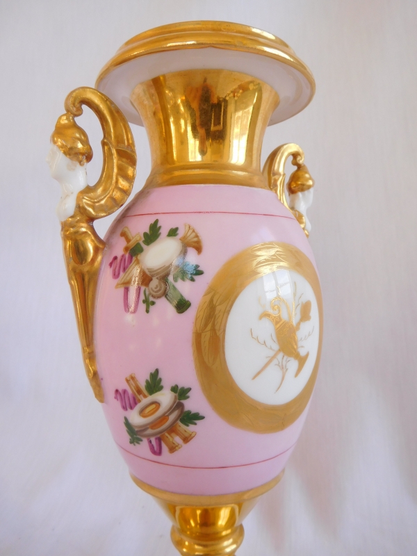 Paire de vases Empire en porcelaine de Paris rose et dorée, époque Restauration début XIXe siècle