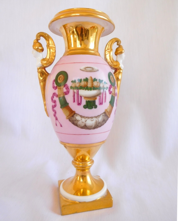 Paire de vases Empire en porcelaine de Paris rose et dorée, époque Restauration début XIXe siècle