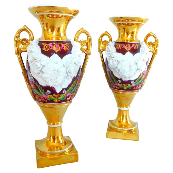 Paire de vases Empire en porcelaine polychrome, dorée et biscuit, XIXe siècle vers 1820