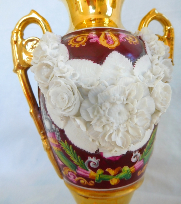 Paire de vases Empire en porcelaine polychrome, dorée et biscuit, XIXe siècle vers 1820