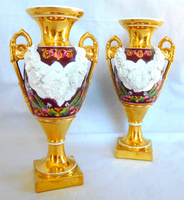 Paire de vases Empire en porcelaine polychrome, dorée et biscuit, XIXe siècle vers 1820