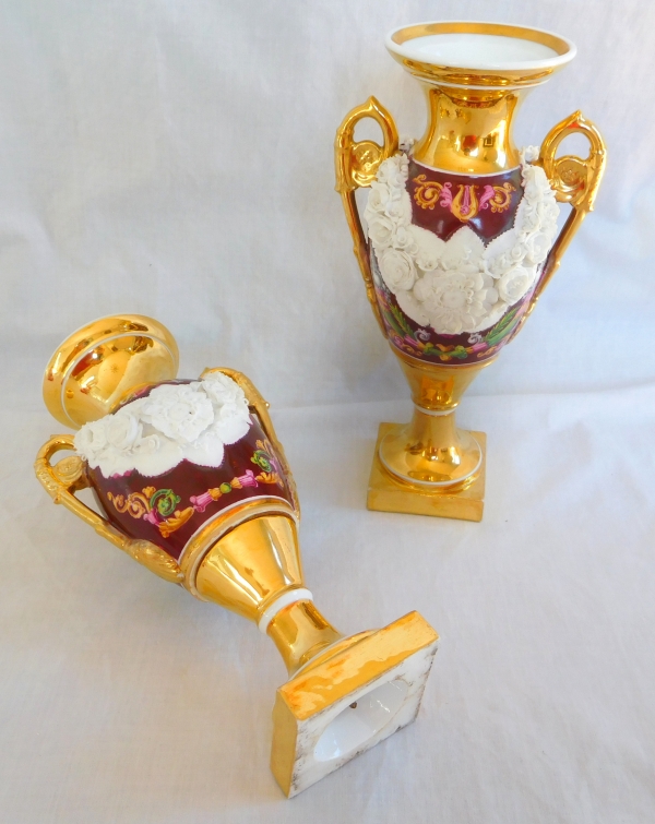 Paire de vases Empire en porcelaine polychrome, dorée et biscuit, XIXe siècle vers 1820