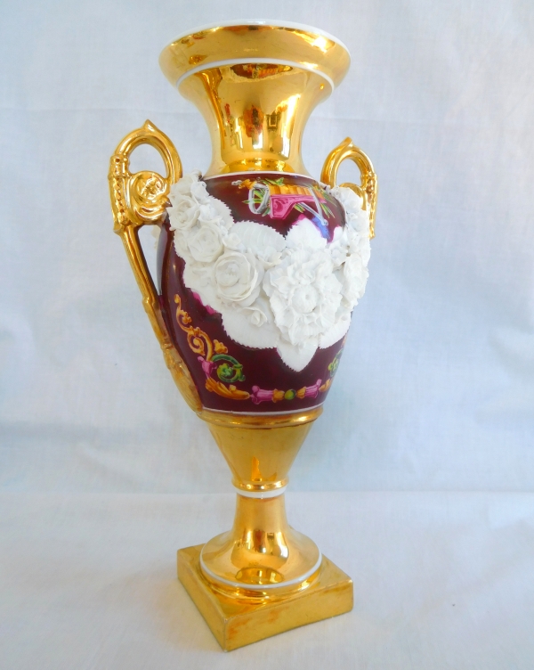 Paire de vases Empire en porcelaine polychrome, dorée et biscuit, XIXe siècle vers 1820