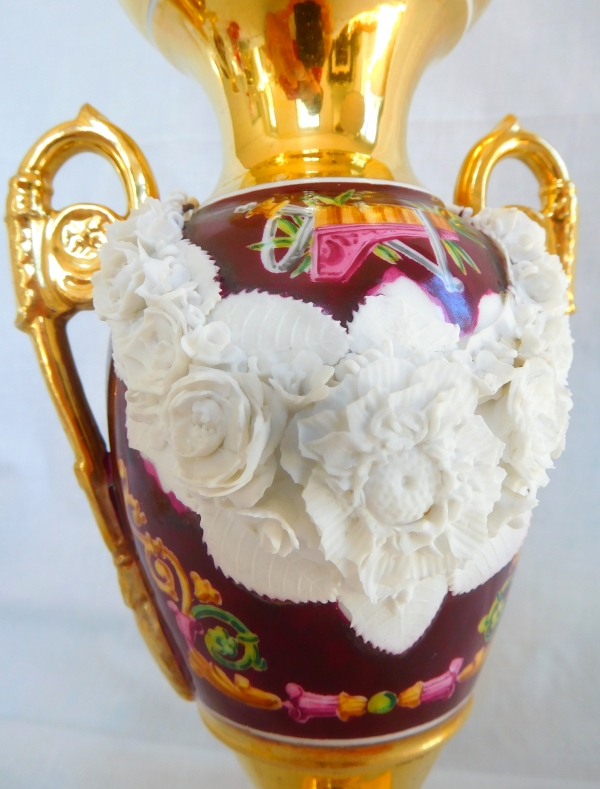 Paire de vases Empire en porcelaine polychrome, dorée et biscuit, XIXe siècle vers 1820