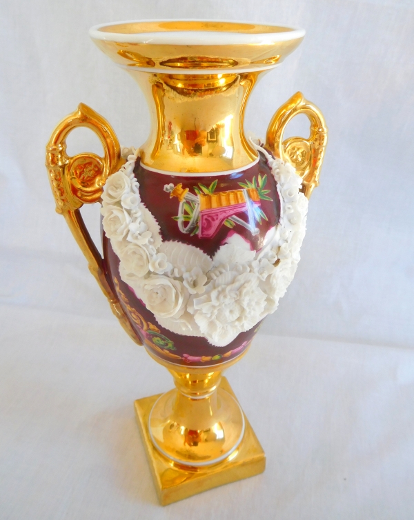 Paire de vases Empire en porcelaine polychrome, dorée et biscuit, XIXe siècle vers 1820