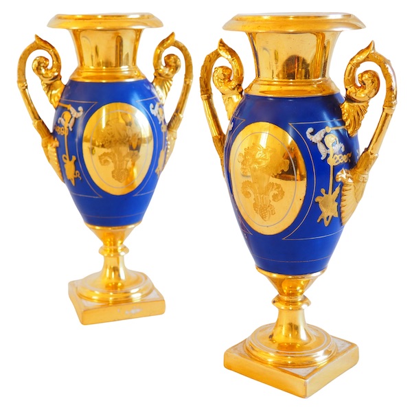 Paire de vases royalistes de la Comtesse de Paris, porcelaine dorée et bleue, époque Restauration début XIXe siècle