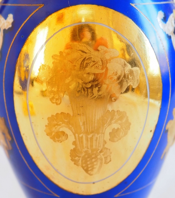 Paire de vases royalistes de la Comtesse de Paris, porcelaine dorée et bleue, époque Restauration début XIXe siècle