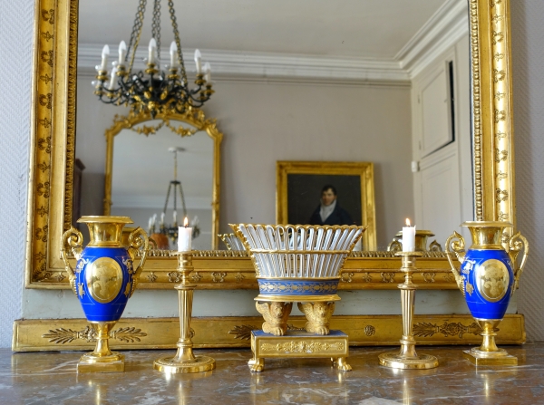 Paire de vases royalistes de la Comtesse de Paris, porcelaine dorée et bleue, époque Restauration début XIXe siècle