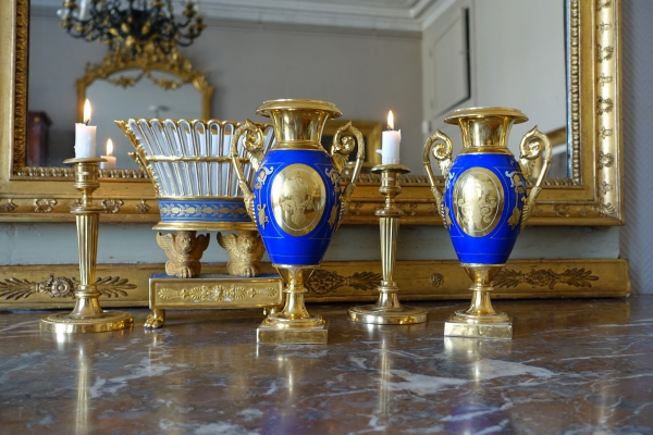 Paire de vases royalistes de la Comtesse de Paris, porcelaine dorée et bleue, époque Restauration début XIXe siècle