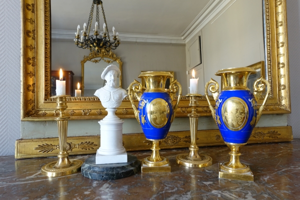 Paire de vases royalistes de la Comtesse de Paris, porcelaine dorée et bleue, époque Restauration début XIXe siècle