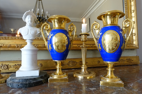 Paire de vases royalistes de la Comtesse de Paris, porcelaine dorée et bleue, époque Restauration début XIXe siècle