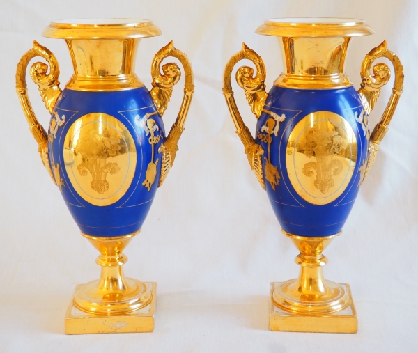 Paire de vases royalistes de la Comtesse de Paris, porcelaine dorée et bleue, époque Restauration début XIXe siècle