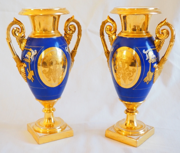 Paire de vases royalistes de la Comtesse de Paris, porcelaine dorée et bleue, époque Restauration début XIXe siècle