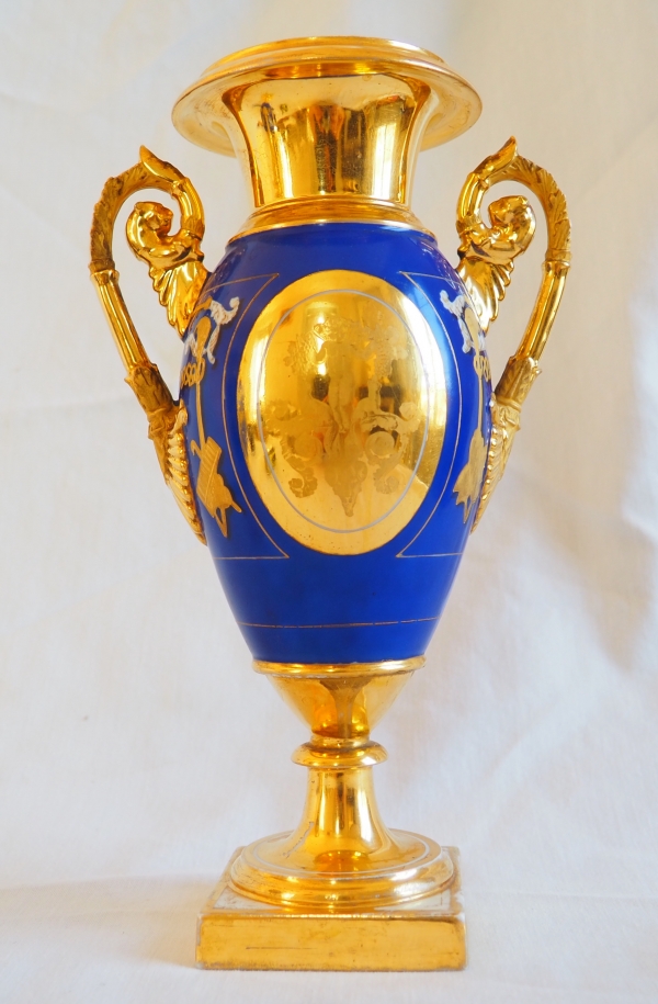 Paire de vases royalistes de la Comtesse de Paris, porcelaine dorée et bleue, époque Restauration début XIXe siècle