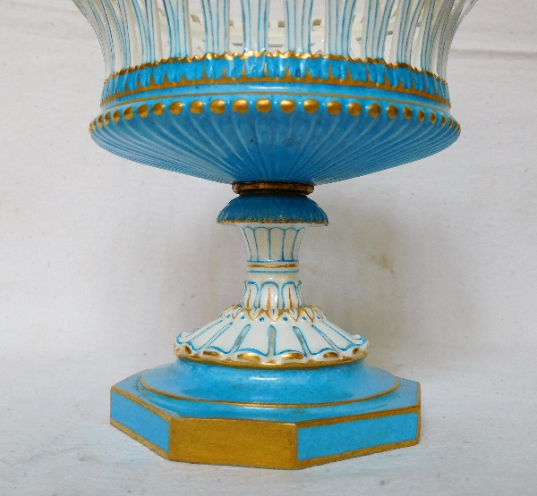 Porcelaine de Sèvres S67 (année 1867) : coupe ajourée jardinière en porcelaine bleue et or