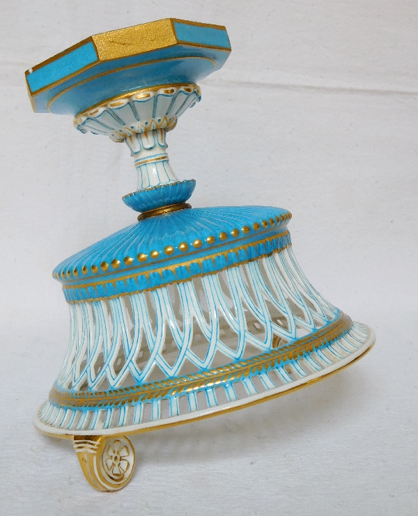 Porcelaine de Sèvres S67 (année 1867) : coupe ajourée jardinière en porcelaine bleue et or