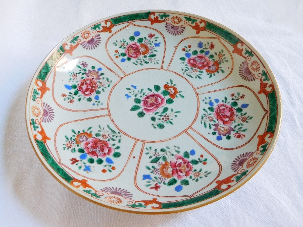 Compagnie des Indes - grand plat creux circulaire en porcelaine de Chine, époque XVIIIe siècle