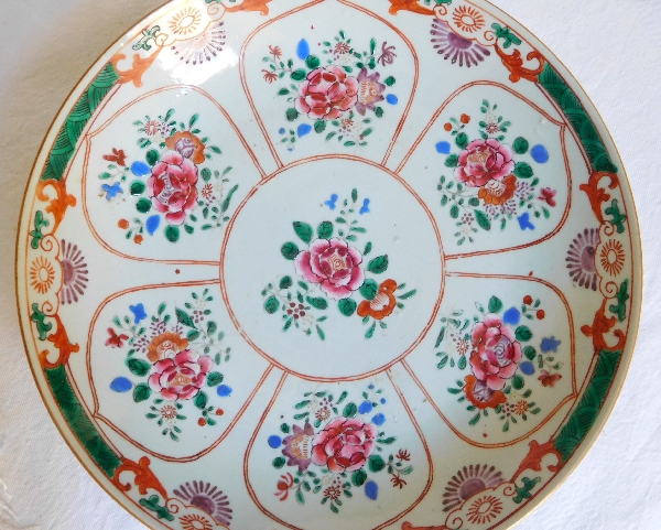 Compagnie des Indes - grand plat creux circulaire en porcelaine de Chine, époque XVIIIe siècle