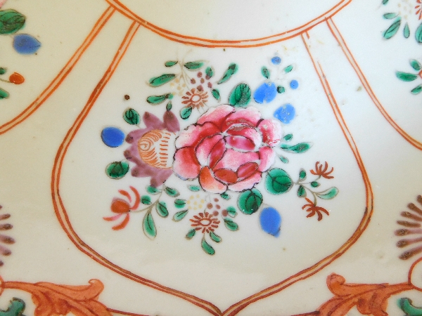 Compagnie des Indes - grand plat creux circulaire en porcelaine de Chine, époque XVIIIe siècle