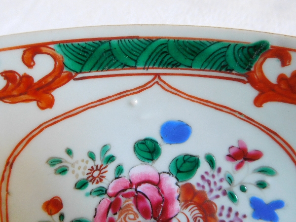 Compagnie des Indes - grand plat creux circulaire en porcelaine de Chine, époque XVIIIe siècle