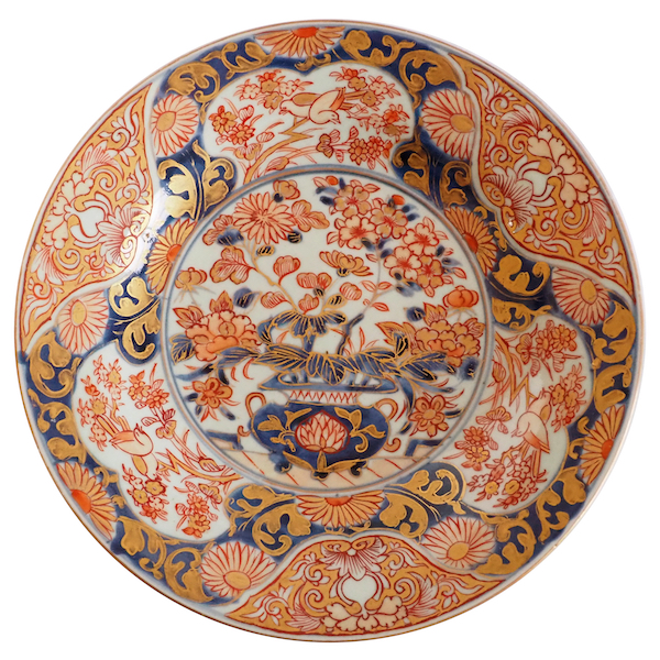 Round Chinese / Japanese porcelain dish, late 18th century