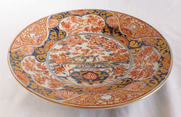 Round Chinese / Japanese porcelain dish, late 18th century