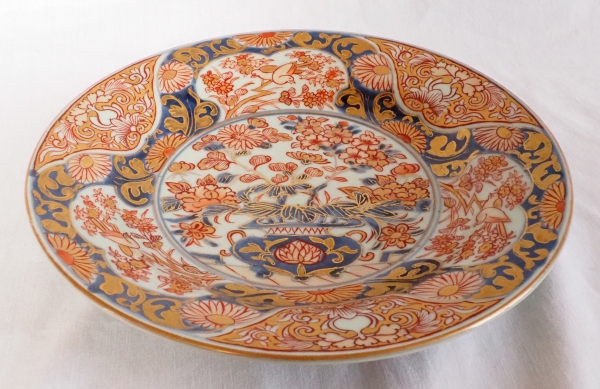 Plat en porcelaine à décor Imari d'époque fin XVIIIe - Chine ou Japon