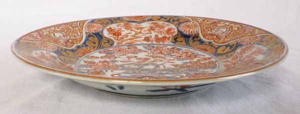 Plat en porcelaine à décor Imari d'époque fin XVIIIe - Chine ou Japon