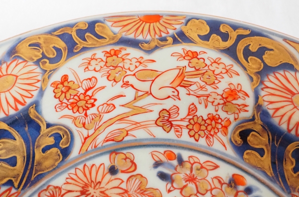 Round Chinese / Japanese porcelain dish, late 18th century