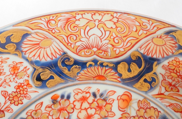 Round Chinese / Japanese porcelain dish, late 18th century